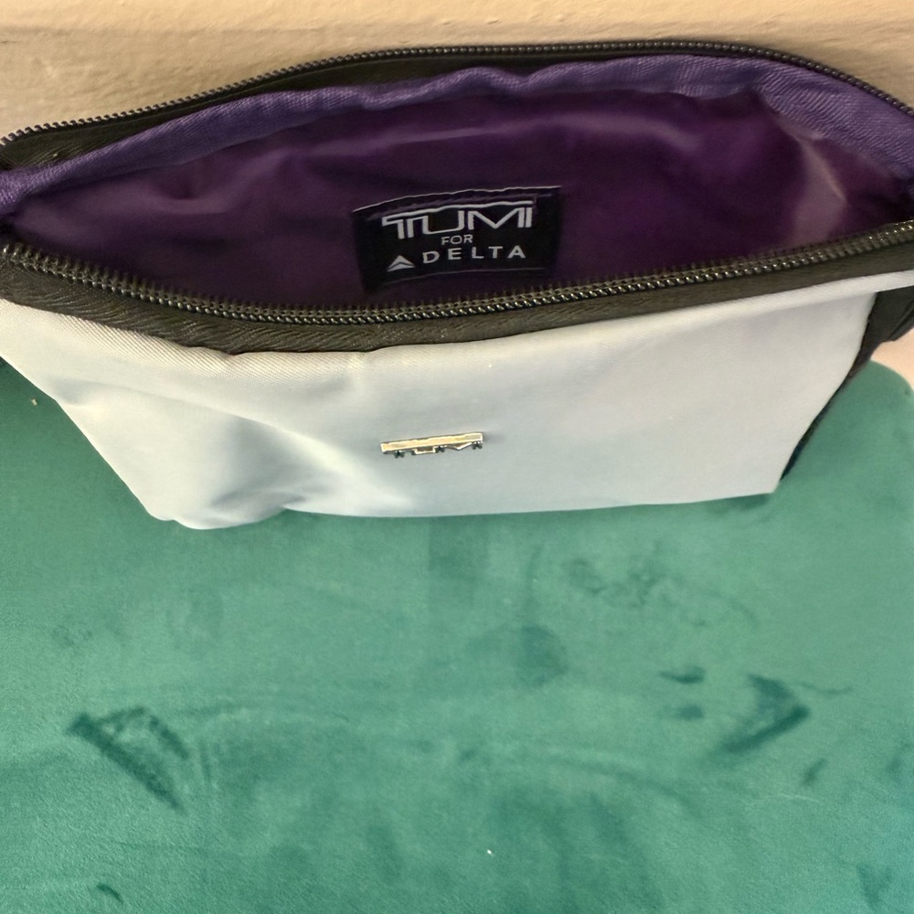Tumi Gray Travel pouch silver/grey for Delta zippered purple lining - Picture 4 of 5